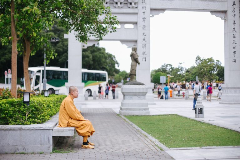 Photo Meditating monk